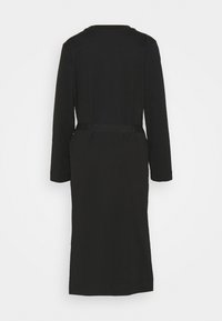 Robe midi noire à manches longues avec un col rond et une ceinture slim à la taille, présentée de dos sur fond blanc uni.