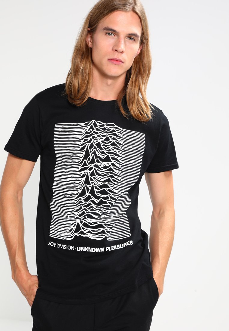 Sort bomulds t-shirt med et hvidt horisontalt linjemønster, der ligner lydbølger, med teksten "JOY DIVISION - UNKNOWN PLEASURES" nederst.