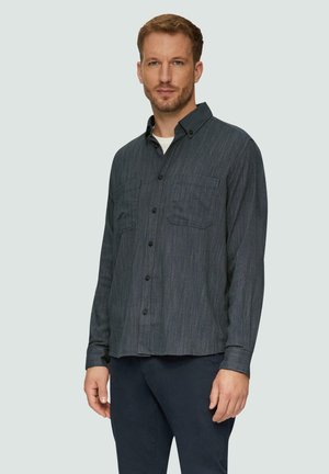 Donkerblauwe herringbone overhemd met knopen, twee borstzakken, kraag en lange mouwen. Heeft een ontspannen pasvorm met een gestructureerd oppervlak.