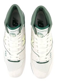 Zapatillas deportivas blancas de caña alta con detalles en verde, que cuentan con paneles de malla, cierres de cordones y el logo de "New Balance" en la lengüeta y el lado.