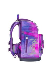 Zaino viola con un motivo ad acquerello nelle tonalità di rosa e blu, dotato di più scomparti, cerniere e spallacci regolabili.