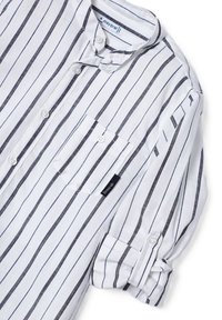 Camicia bianca con righe verticali blu, colletto button-down, taschino sul petto e maniche arrotolate. Tessuto morbido con un design informale.