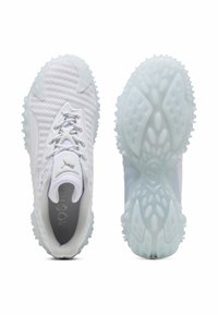 Valkoiset urheilukengät, joissa on verkkokangas päällisosassa, pehmustettu kaulus ja kuvioitu puoliläpinäkyvä ulkopohja erikoisella pitoalustalla.