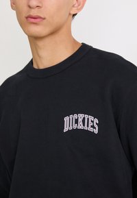Dickies AITKIN CHEST UNISEX - Sudadera - black/plum