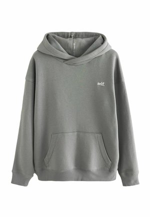 Haut à capuche gris surdimensionné en tissu doux, avec une poche frontale et un col à boucle. Comprend un petit logo blanc sur la poitrine.