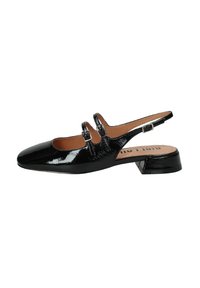 Sandal in vernice nera con punta quadrata, dettagli a doppia cinghia e tacco basso a blocco. Texture liscia e design slip-on.