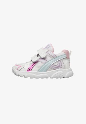 Scarpa da ginnastica bianca e rosa pastello per bambini con doppia chiusura in Velcro, dettagli azzurri e magenta, e suola testurizzata e resistente.