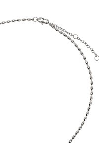 Srebrny naszyjnik z łańcuszkiem, składający się z połączonych owalnych koralików, zakończony zapięciem typu karabińczyk oraz regulowanym przedłużaczem.