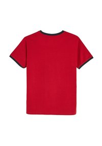 Czerwona krótko maszyna z rękawem z okrągłym dekoltem, z granatowymi akcentami na kołnierzu i rękawach, o gładkiej fakturze materiału.