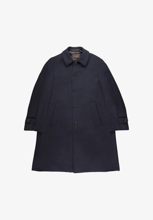 Granatowy długi płaszcz z kołnierzem, pięcioma guzikami z przodu, dwiema bocznymi kieszeniami oraz mankietami zapinanymi na guziki, leżący na białym tle.