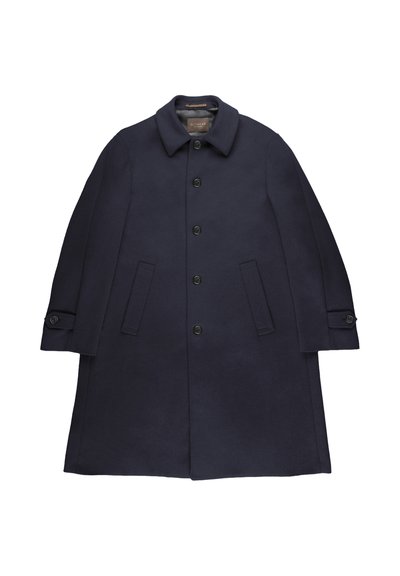 Cappotto lungo blu navy con colletto, cinque bottoni frontali, due tasche laterali e cinturini ai polsini con bottone, posato su uno sfondo bianco.