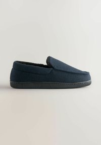 Navy blauwe stoffen pantoffel met een gestructureerd ontwerp, ronde neus en zwarte rubberen zool; heeft een zachte voering voor comfort.