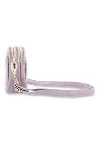 Borsa a tracolla compatta in lavanda con zip doppie, hardware dorato e una tracolla sottile per un facile trasporto. Texture liscia con un design minimalista.