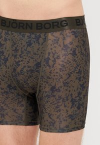 Meeste bokserpüksid tumeroheline oliivivärv musta abstraktse mustriga. Omavad musta elastset vööd, millel on "BJÖRN BORG" bränding.