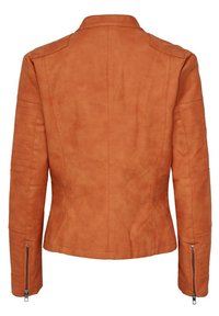 Kurtka ze skóry w kolorze brązowym z dopasowanym krojem. Posiada kołnierz, teksturowane akcenty na ramionach oraz zamek błyskawiczny przy mankietach. Gładkie wykończenie bez widocznych wzorów.