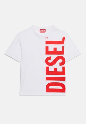 Weißes T-Shirt mit kurzen Ärmeln und großem vertikalem roten "DIESEL"-Text auf der rechten Seite sowie einem roten Label im Kragen.