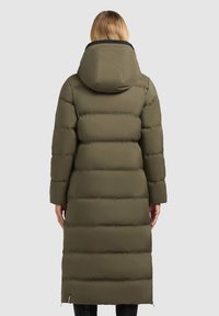 Olijfgroen pufferjack met een capuchon, knielang, met een horizontaal gestikt ontwerp, een gladde textuur en zijritsdetails.
