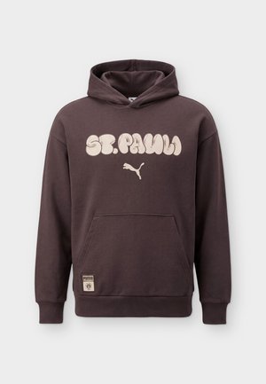 Brązowa bluza z kapturem z napisem "St. Pauli" i białym logo Puma, przednia kieszeń kangurka oraz ściągacze na rękawach i dole.