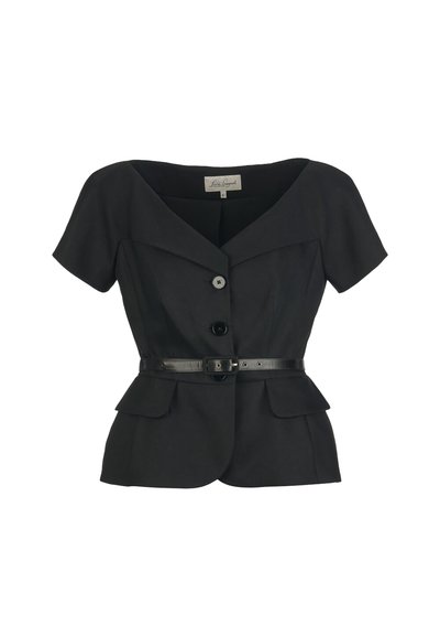 Schwarzer Blazer mit kurzen Ärmeln, weitem Kragen, drei Frontknöpfen, Taillengürtel und zwei vorderen Klappentaschen.