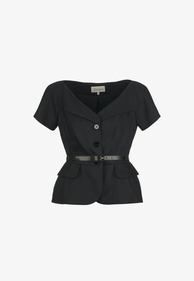 Schwarzer Blazer mit kurzen Ärmeln, weitem Kragen, drei Frontknöpfen, Taillengürtel und zwei vorderen Klappentaschen.