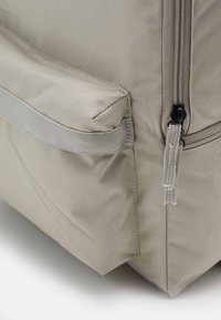 Nike Sportswear HERITAGE UNISEX - Mochila - stone/black/white