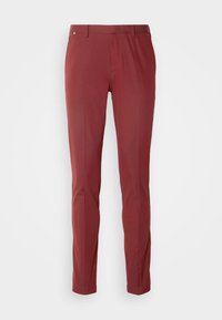 Czerwone spodnie o wąskim kroju, wykonane z gładkiej tkaniny, z płaskim przodem, pojedynczą przednią plisą i subtelnymi detalami kieszeni.