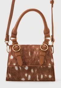 Μικρή ορθογώνια καφέ τσάντα χειρός με λευκές κηλίδες, χρυσά κούμπωμα, κοντή λαβή και μακρύ ρυθμιζόμενο λουρί.