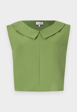Haut vert sans manches avec un large col pointu, un détail minimal de couture sur le devant, et une étiquette Paul & Joe à l'intérieur de l'encolure.
