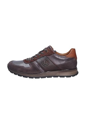 Baskets en cuir brun avec des accents marron foncé et clair, bout rond, design à lacets, détail de logo circulaire et surface texturée.