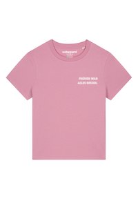 Roze katoenen T-shirt met korte mouwen. De tekst op de voorkant leest "FRÜHER WAR ALLES BESSER" in het wit. Klassiek ontwerp met ronde hals.
