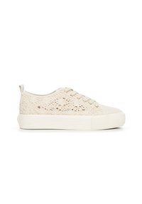 Schnürschuhe in Off-White mit Spitzenoverlay und strukturiertem Gewebe. Verfügt über eine flache Gummisohle und einfache genähte Details.