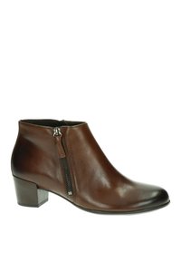 Bota de cuero marrón hasta el tobillo con punta redonda, tacón cuadrado y detalle de cremallera lateral. Textura suave y diseño elegante.
