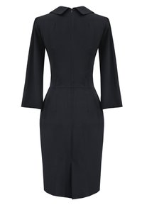 Czarna sukienka z długimi rękawami, kołnierzykiem Peter Pan oraz zamkiem błyskawicznym z tyłu. Posiada dopasowany krój i rozcięcie z tyłu dla swobody ruchu.