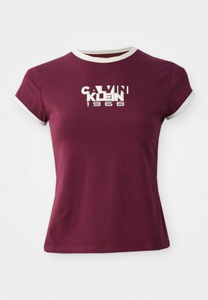 Burgundia lühikeste varrukatega T-särk, mis on valmistatud puuvillast, valge ümmarguse kraega ja kontrastse logotekstiga "CALVIN KLEIN 1968" ees.
