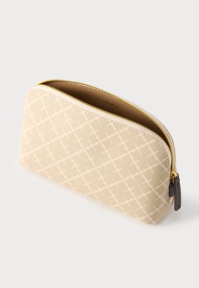 Μπεζ θήκη με φερμουάρ, κατασκευασμένη από υφή υφάσματος με γεωμετρικό μοτίβο, που διαθέτει χρυσό φερμουάρ και καφέ διακοσμητικό στο πλάι.
