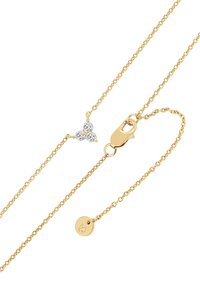 Guldkæde med vedhæng bestående af tre runde klare ædelstene arrangeret i en trekant, med en hummerlås og et lille rundt mærke.