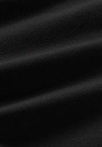 Schwarzer, strukturierten Stoff mit glatter, mattem Finish. Verfügt über subtile, wellige Falten. Das Material zeigt unter Licht einen leichten Glanz.