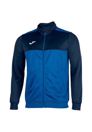 Chaqueta deportiva para hombre con cremallera completa en la parte delantera, sección superior azul marino, parte inferior azul, mangas largas y un logo blanco de Joma en el pecho.