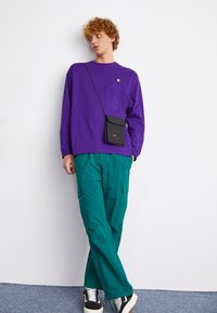 Carhartt WIP CHASE - Hosszú ujjú felső - tyrian