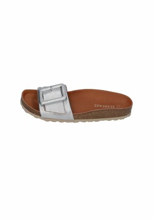 Sandale argentée à glissière avec une sangle métallique texturée, une grande boucle carrée et une semelle en liège marron. Semelle extérieure en caoutchouc durable pour une bonne adhérence.