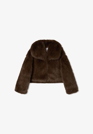 Giacca corta in pelliccia sintetica marrone con ampio colletto, maniche lunghe e una superficie esterna morbida e texturizzata. Chiusura frontale non visibile.