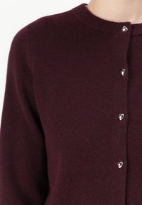 Cardigan tricotado em bordeaux com decote redondo, cinco botões prateados em forma de coração e tecido texturizado para um maior interesse visual.