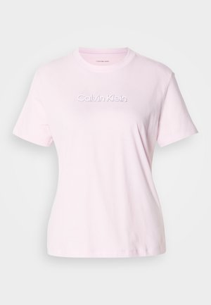 T-shirt rosa claro em algodão com decote redondo, mangas curtas e logótipo "Calvin Klein" em relevo no peito. Corte clássico.