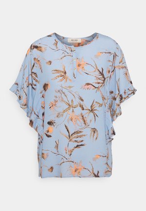 Top azzurro cielo a maniche corte con stampa floreale di accenti arancioni e marroni. Presenta un collo rotondo con due bottoni e bordi arricciati.