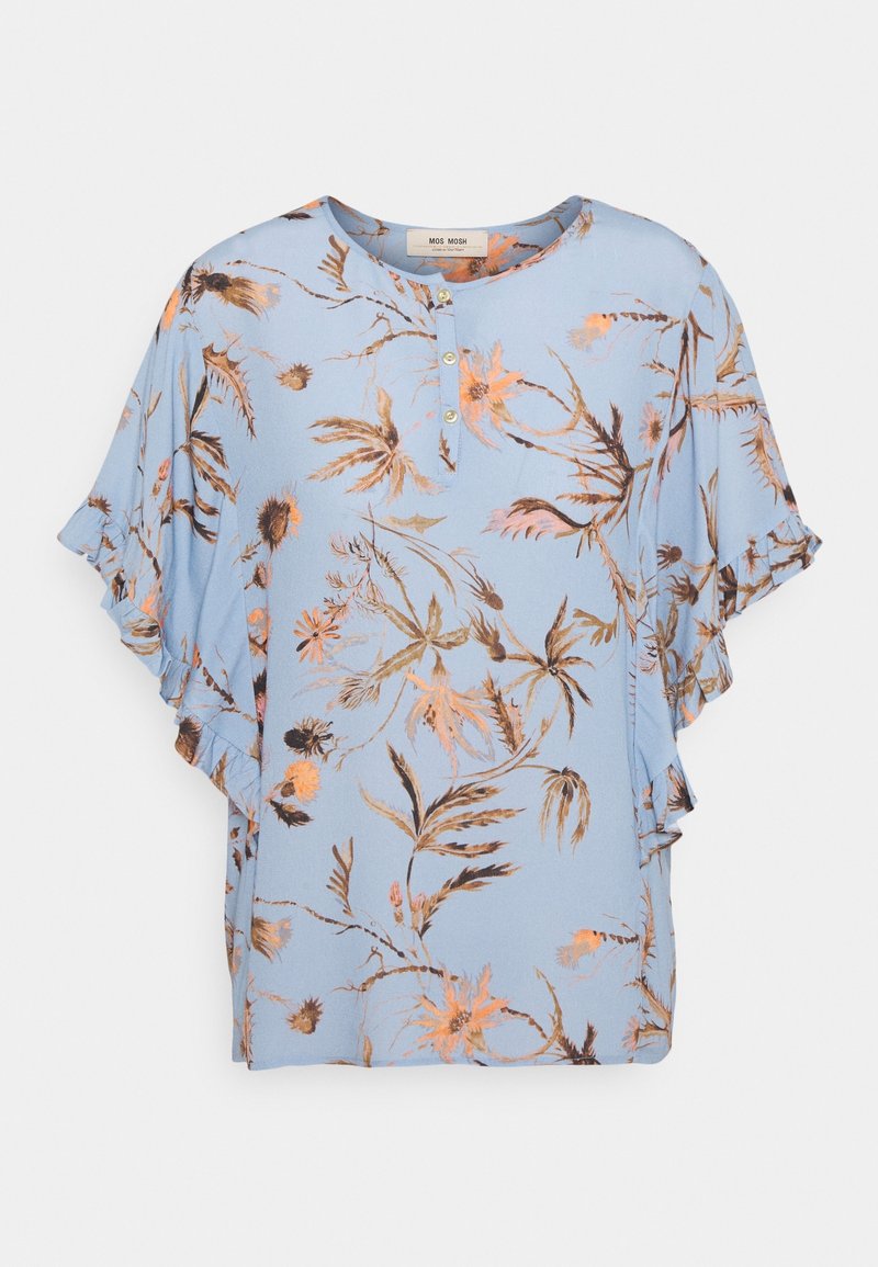 Světle modrý top s krátkým rukávem, zdobený květinovým potiskem v oranžových a hnědých tónech. Má kulatý výstřih se dvěma knoflíky a volánkovými okraji.