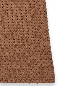 Brahno tkaninsko tkanje z odprtim pletenjem, pravokotne oblike in doslednim mrežnim vzorcem. Robovi so lepo obdelani.