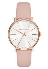 Orologio in oro rosa con quadrante bianco, indicatori di ore minimalisti e cinturino in pelle rosa. Caratterizzato da un design semplice e da sottili dettagli in cristallo.