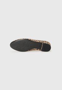 Flat sko med leopardmønster, rund tå, myk tekstiloverdel og sort gummisåle med dekorative mønstre.