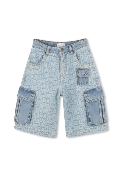 Pantaloni cargo in denim blu chiaro, con ampie tasche frontali, una tasca applicata sulla coscia e un motivo ripetuto del logo su tutta la superficie.