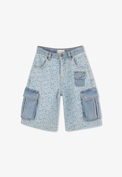 Pantaloni cargo in denim blu chiaro, con ampie tasche frontali, una tasca applicata sulla coscia e un motivo ripetuto del logo su tutta la superficie.